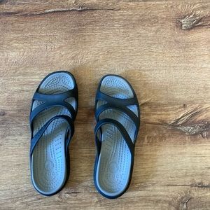 Women’s crocs flip flop/ sandals